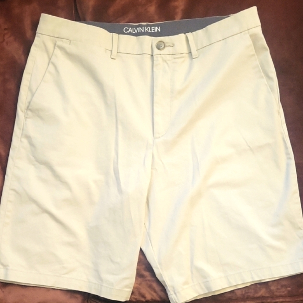 Calvin Klein LIKE NEW! Waist 32 Men's Dress Shorts, light tan (cream) color.